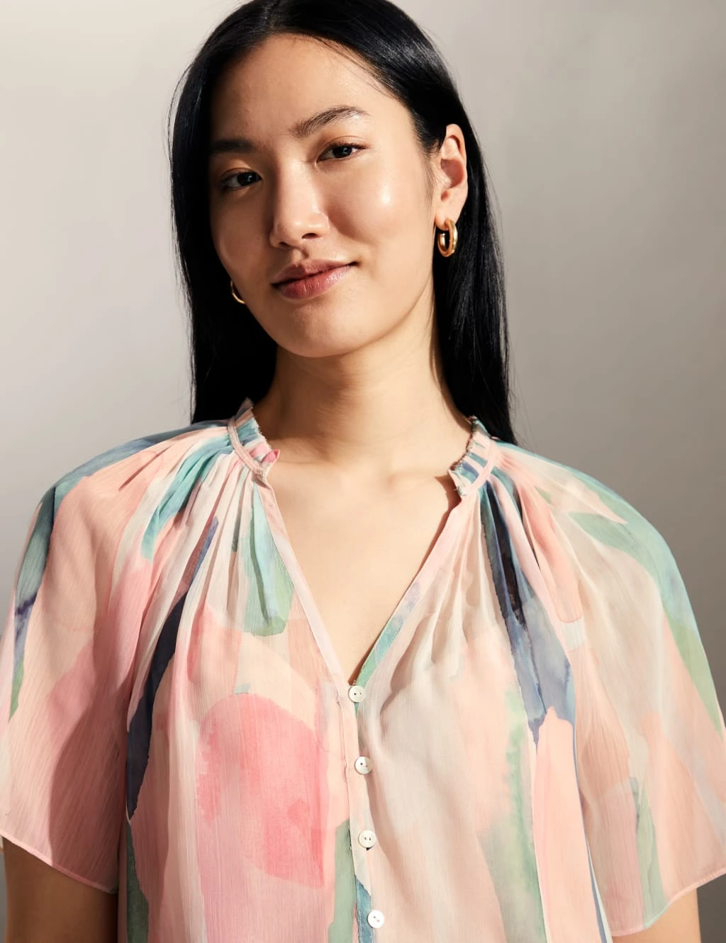 Jaeger Sheer Printed V-Neck Short Sleeve Blouse 4 Jaeger Sheer Printed V-Neck Short Sleeve Blouse - Image 4